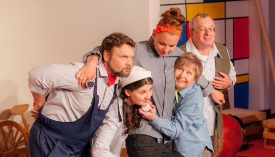 Спектакль «Папа, мама, бабушка и восемь детей в Дании»